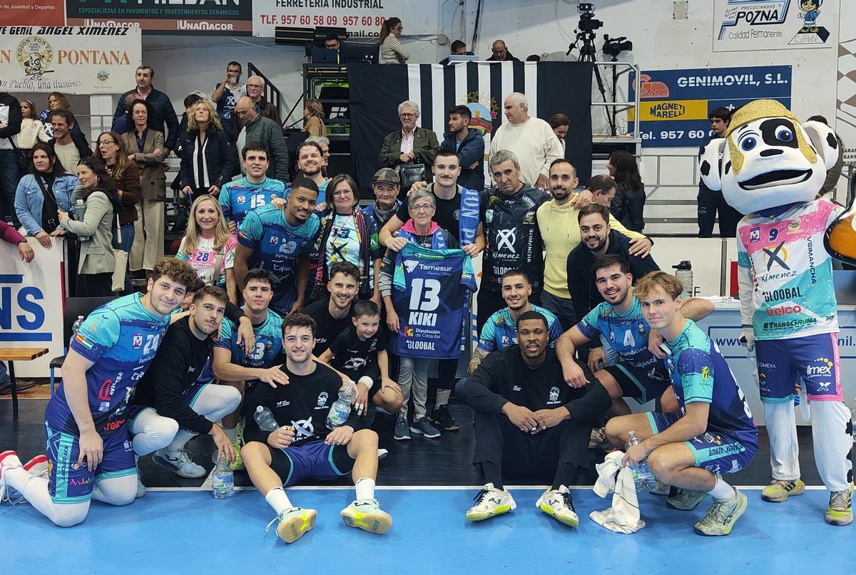 Los jugadores del Cajasol Ángel Ximénez celebran una victoria junto a su afición.