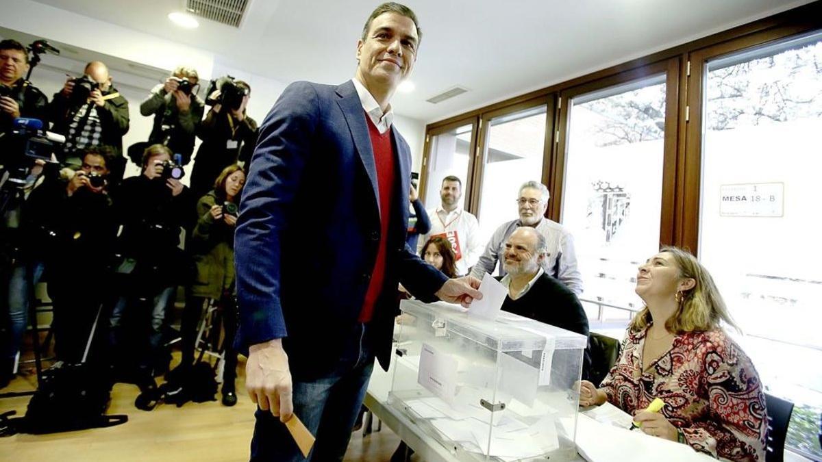 Pedro Sánchez deposita su voto en las elecciones del 10-N