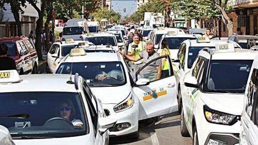 Fila de taxis en la avenida de España de Vila, en una imagen de archivo de un acto de protesta.