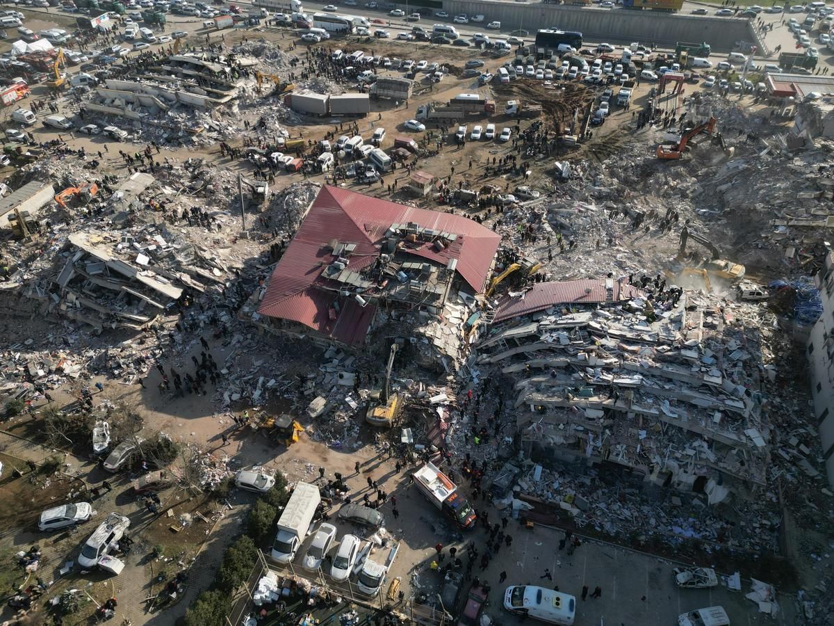 Una foto mostra als serveis d'emergència treballant entre els enderrocs dels edificis esfondrats després del terratrèmol que va deixar més de 45.000 morts i 108.000 ferits a Turquia.