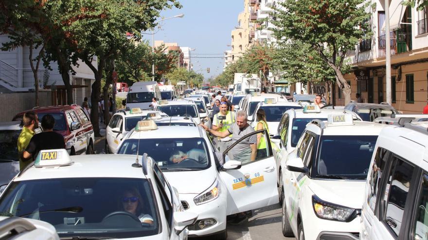 Concentración de taxistas en la avenida de España de Eivissa en contra de las VTC, en una imagen de archivo. | VICENT MARÍ