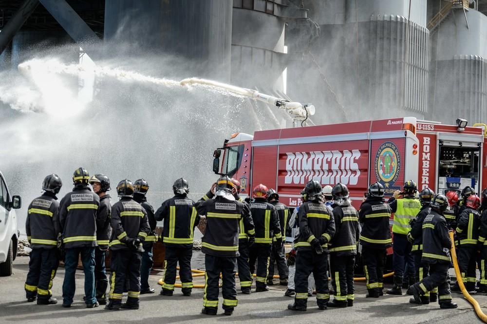 Simulacro de incendio en un buque en el Puerto de La Luz