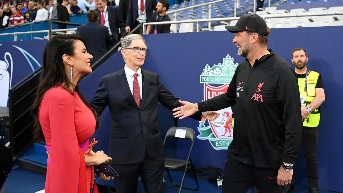 John Henry, presidente de FSG, saluda a Klopp.