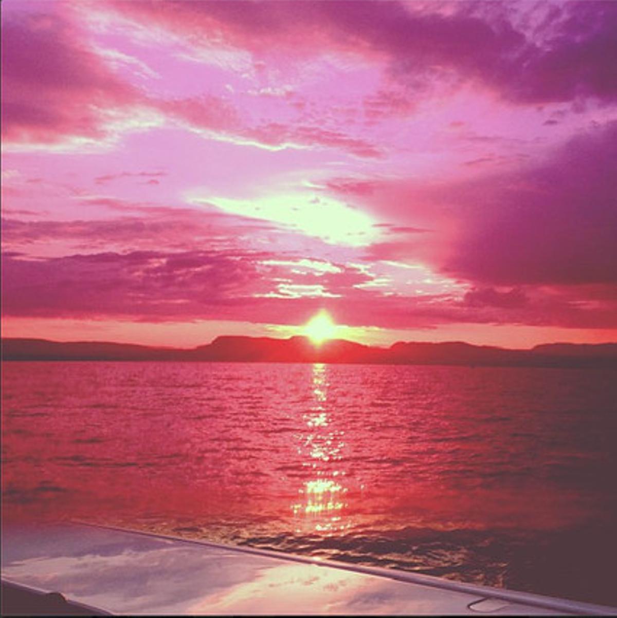 Imatge que va publicar Rihanna en la seva escapada a Oslo. S’hi pot veure l’immens mar i la posta de sol, que té un to rosat per la visera amb què la cantant va fer la foto i que va utilitzar com a filtre.