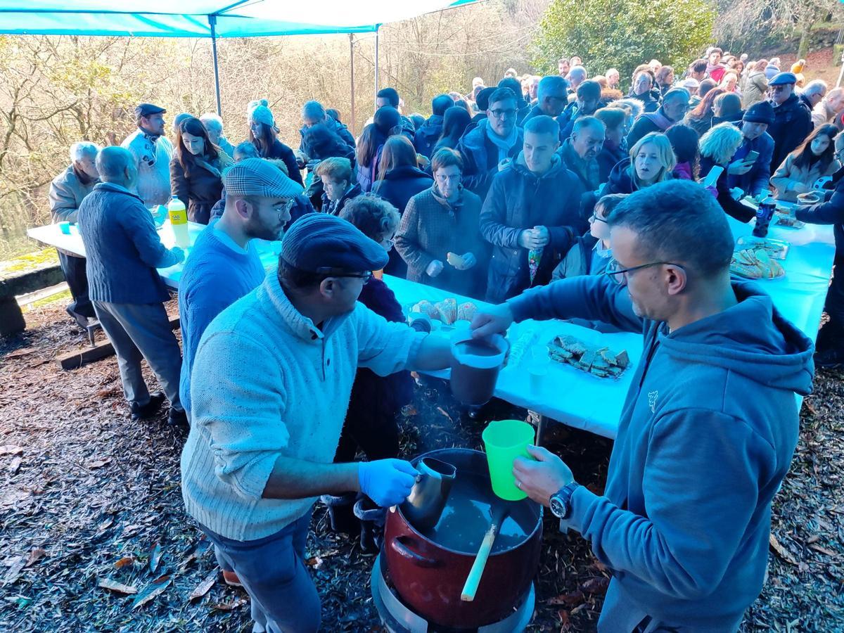 Degustación de la «parva» al término de la procesión.