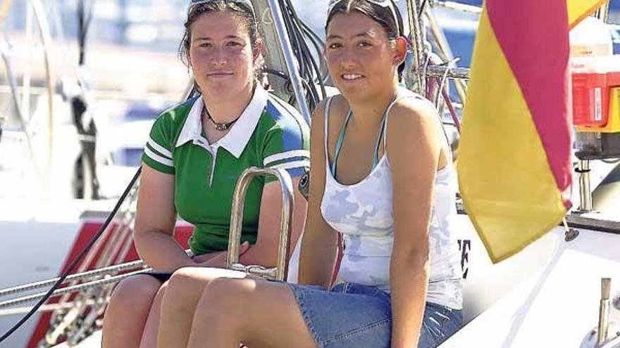 Echegoyen, junto a Clara Giraldo, tras proclamarse campeonas del mundo de Vaurien en 2002. // M.Núñez