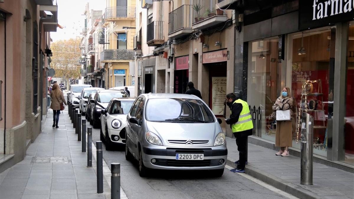 Un informador avisa a los conductores que no se puede acceder a la Riera de Mataró con vehículo.