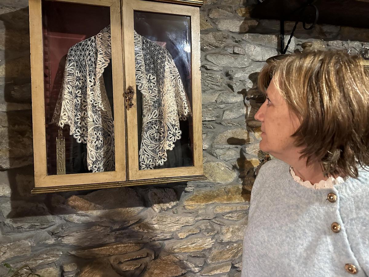 La vecina de El Pito con una de sus piezas.