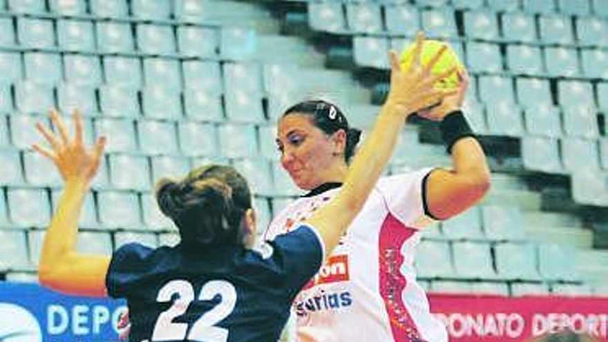 La jugadora del Feve Gijón Regina trata de superar la defensa del Almería.