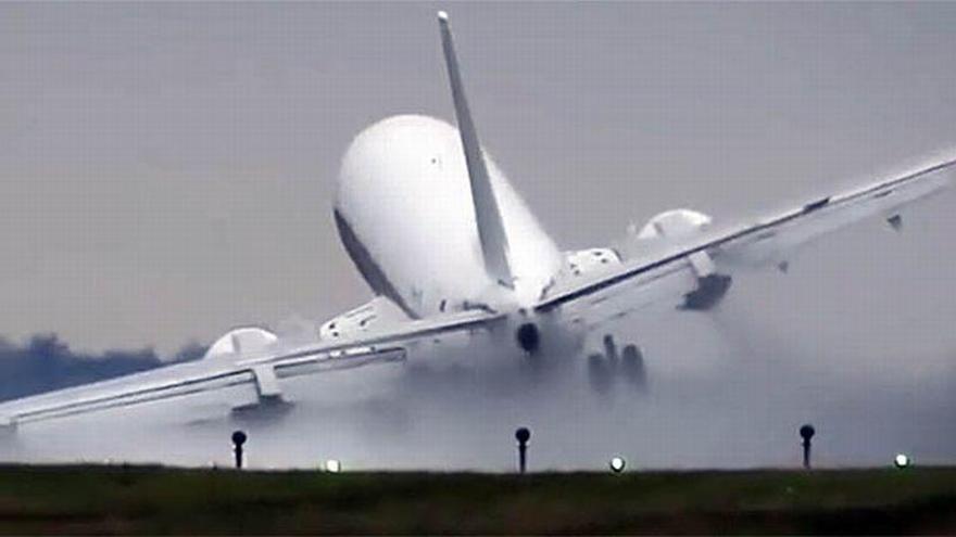 Espectacular aterrizaje de un avión en Praga