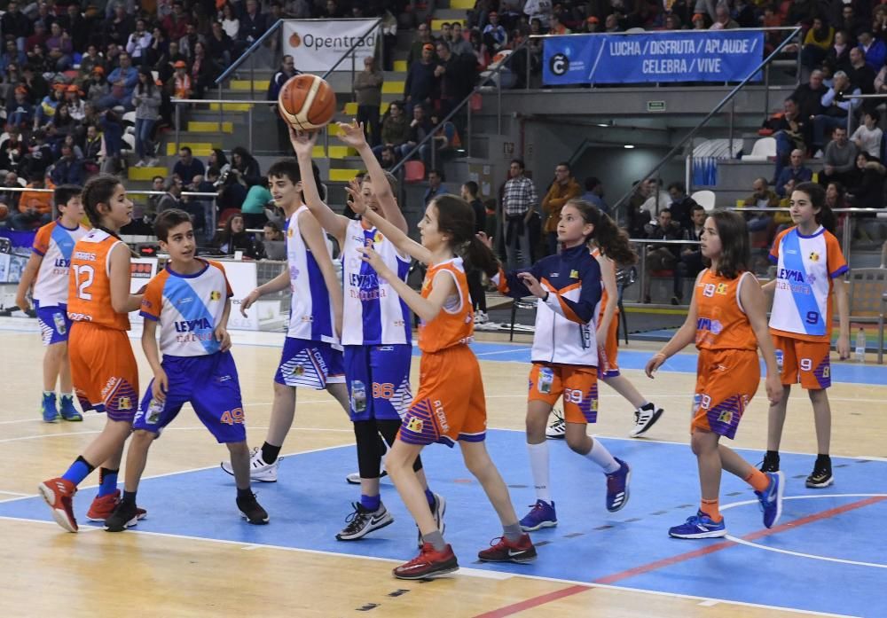 La afición del Leyma acaba el partido en pie