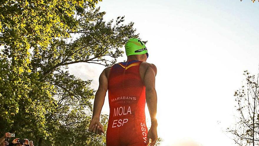 Mola se dirige a la salida de la prueba de natación. | TOMMY ZAFEREZ/ITU MEDIA