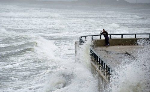 EL HURACÁN "SANDY" GANA FUERZA AL ACERCARSE A LA COSTA NORDESTE DE EEUU