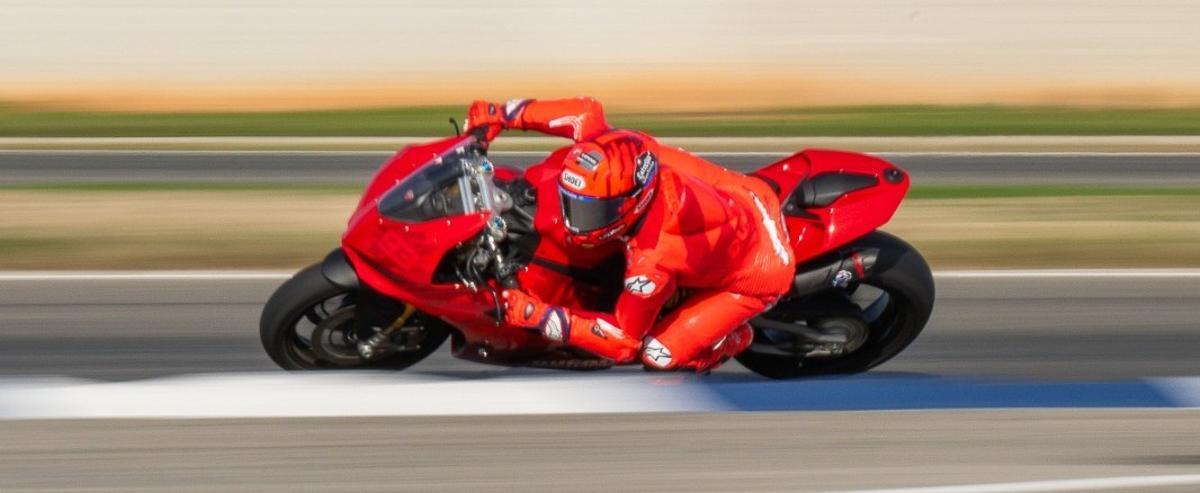 Marc Márquez, ayer, con una Ducati de serie mejorada en el circuito Aspar, de Valencia.