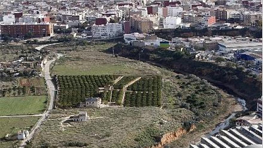 El polígono Mas del Jutge de Torrent pegado al barranco del Poyo.