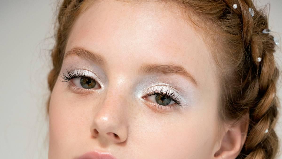 Peinado con trenzas y brillantes