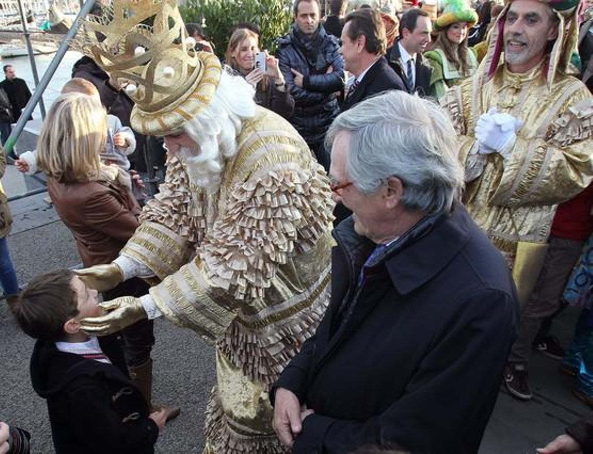 L’alcalde de Barcelona, Xavier Trías (d), amb els Reis Mags, que han arribat al Moll de la Fusta de Barcelona per atendre les peticions dels nens al començament de la tradicional Cavalcada pels carrers de la ciutat.