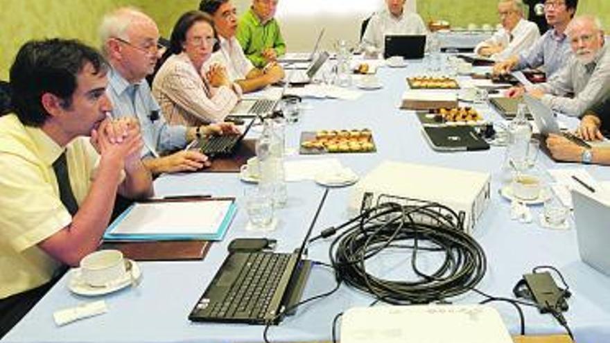 Luis Magdalena, a la izquierda, con los miembros del comité científico del centro.