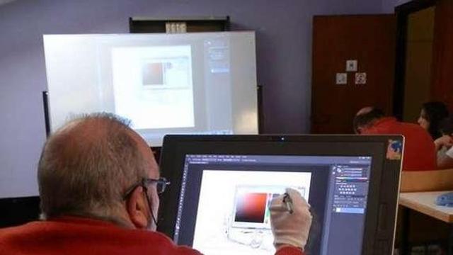 El caricaturista Gogue, durante la clase impartida ayer.  // FDV