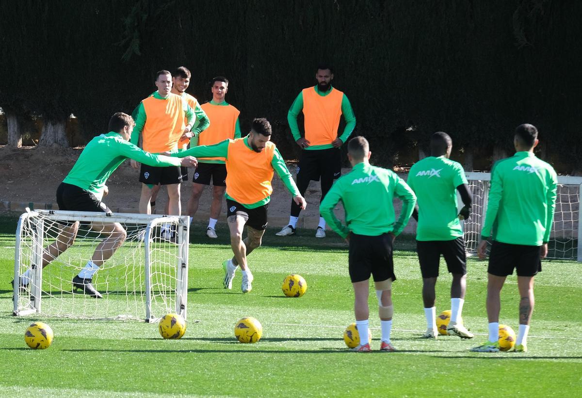 Los futbolistas franjiverdes, durante el entrenamiento del pasado jueves