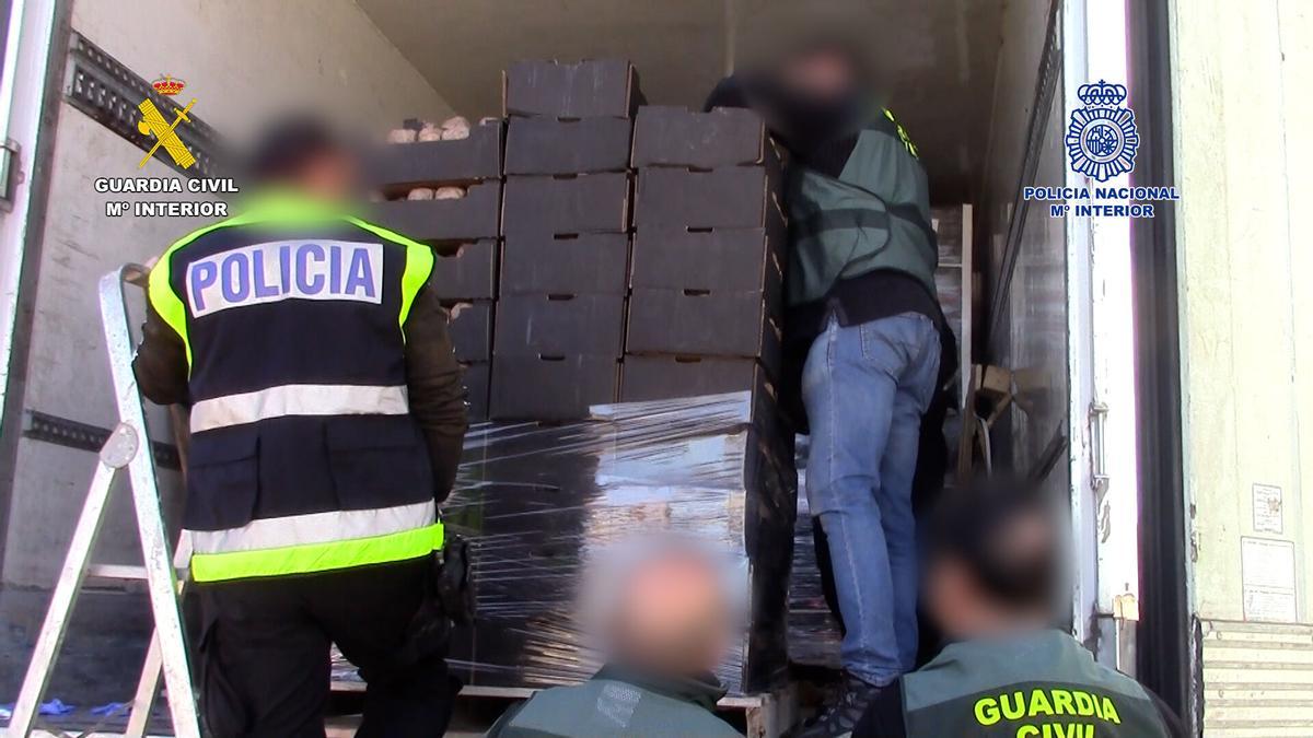 INTERVENIDAS MÁS DE 22 TONELADAS DE HACHÍS CAMUFALDO EN EL INTERIOR DE FALSOS TOMATES CON DESTINO FRANCIA. “Operación Califa Trucks”