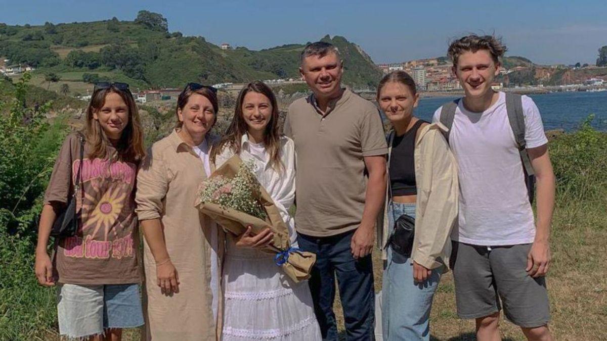 Daria Pavlovska, junto a su familia, en Gijón.