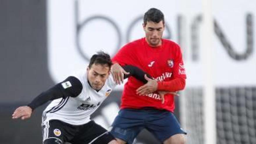 Pedro del Campo, pressionant un jugador del València-Mestalla, ahir a Paterna.