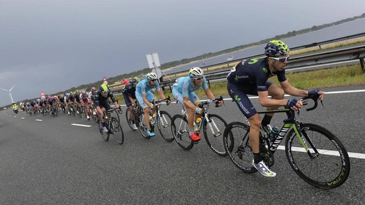 Los equipos Astana y Movistar, de Vincenzo Nibali y Nairo Quintana, tiran del grupo para reducir distancias respecto al paquete de cabeza.