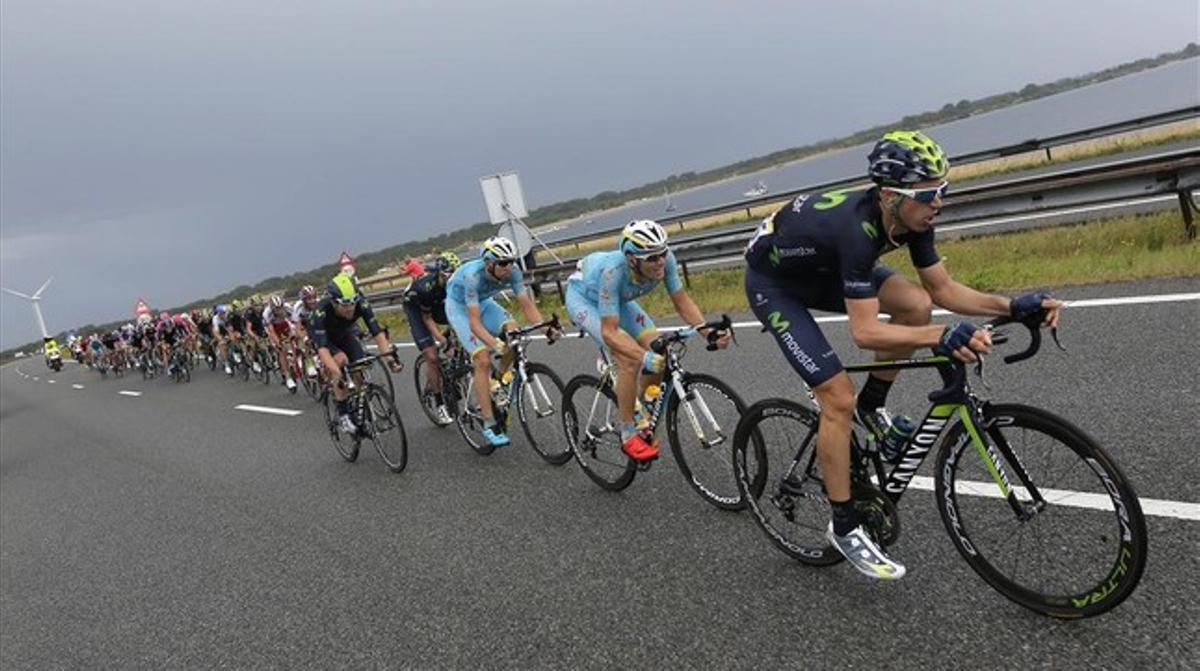 Els equips Astana i Movistar, de Vincenzo Nibali i Nairo Quintana, estiren el grup per reduir distàncies respecte als capdavanters.