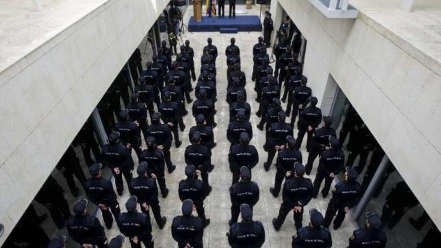 Imagen de los policías formados en el acto de bienvenida con la subdelegada.