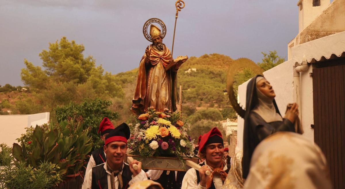 Gente con la ropa tradicional pagesa desfila durante la procesión por el pueblo. | FOTOS DE: MARCELO SASTRE