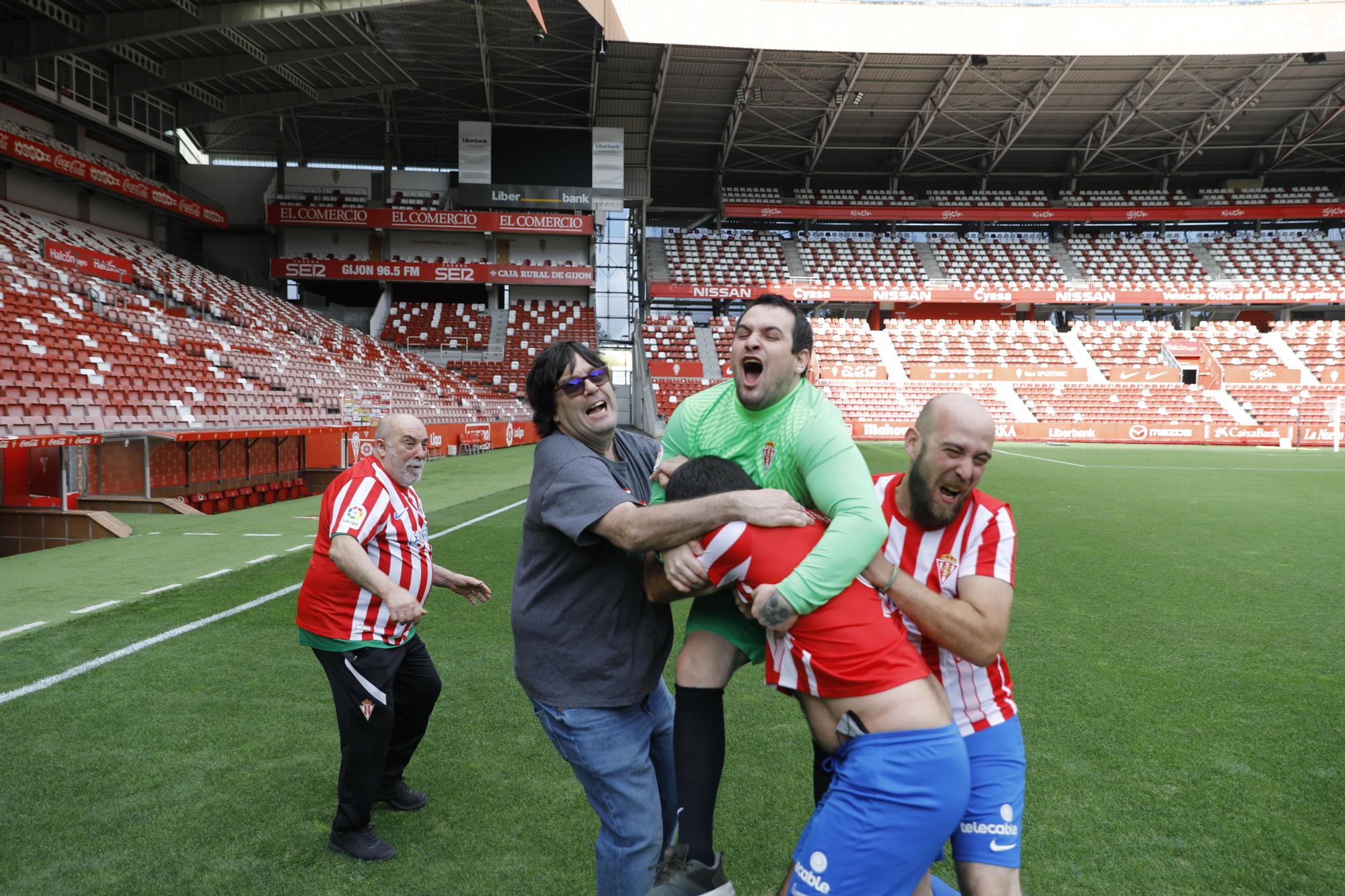 Los aficionados del Oviedo y del Sporting se visten de jugadores para el derbi