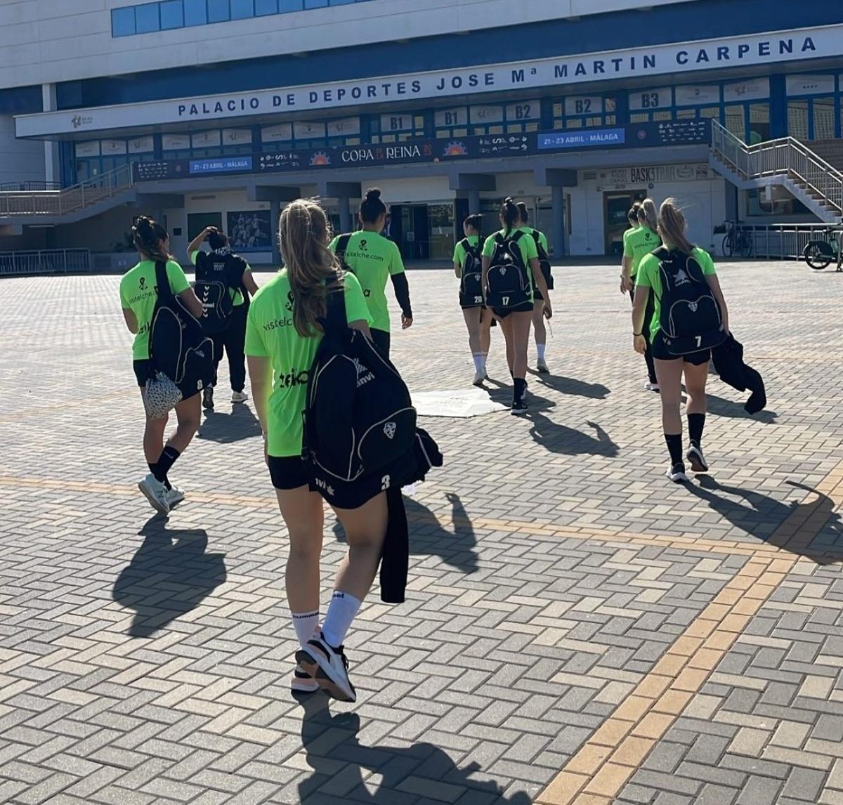 Las jugadoras del AtticGo Elche llegando al pabellón Martín Carpena de Málaga para realizar el último entrenamiento