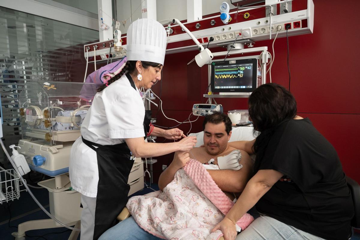 Los bebés ingresados en la UCI neonatal del Clínic se convierten en pequeños cocineros por Carnaval