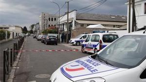 Coches de policía en los alrededores de la vivienda del norte de París donde se desarrolla una operación antiterrorista.