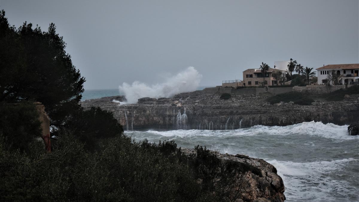 Wellen an der Küste von Mallorca (Archivbild).