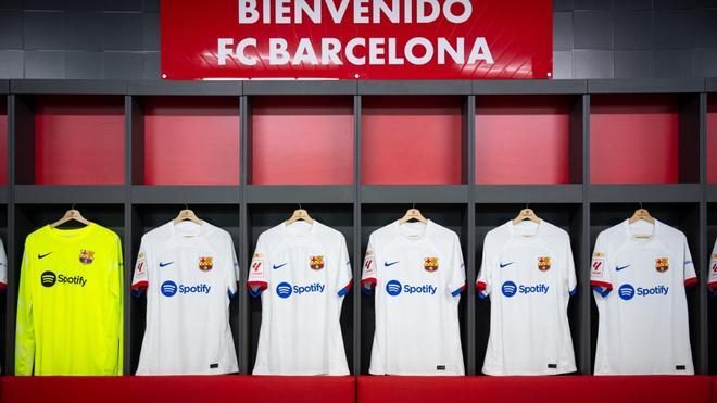 El vestuario del Barça en Son Moix con la camiseta blanca