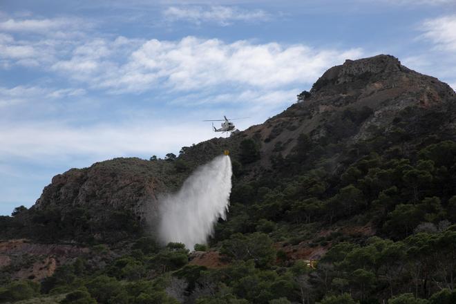 Algunos de los momentos más destacados de esta mañana en el incendio de Cabo Tiñoso.