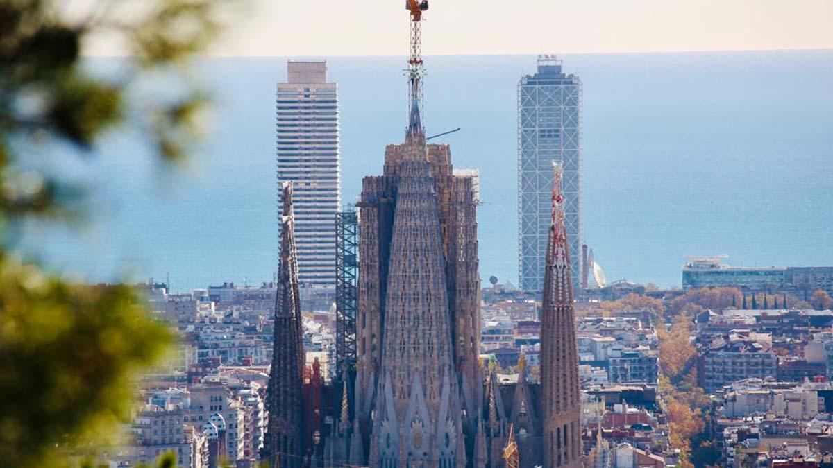 La Sagrada Família, con la estrella ya colocada en la torre de la Virgen.