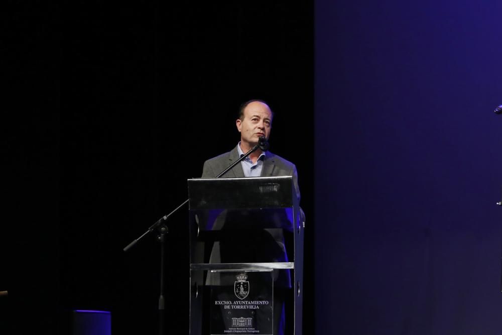 El Teatro Municipal acogió un emotivo Homenaje a los maestros y maestras jubilados de Torrevieja