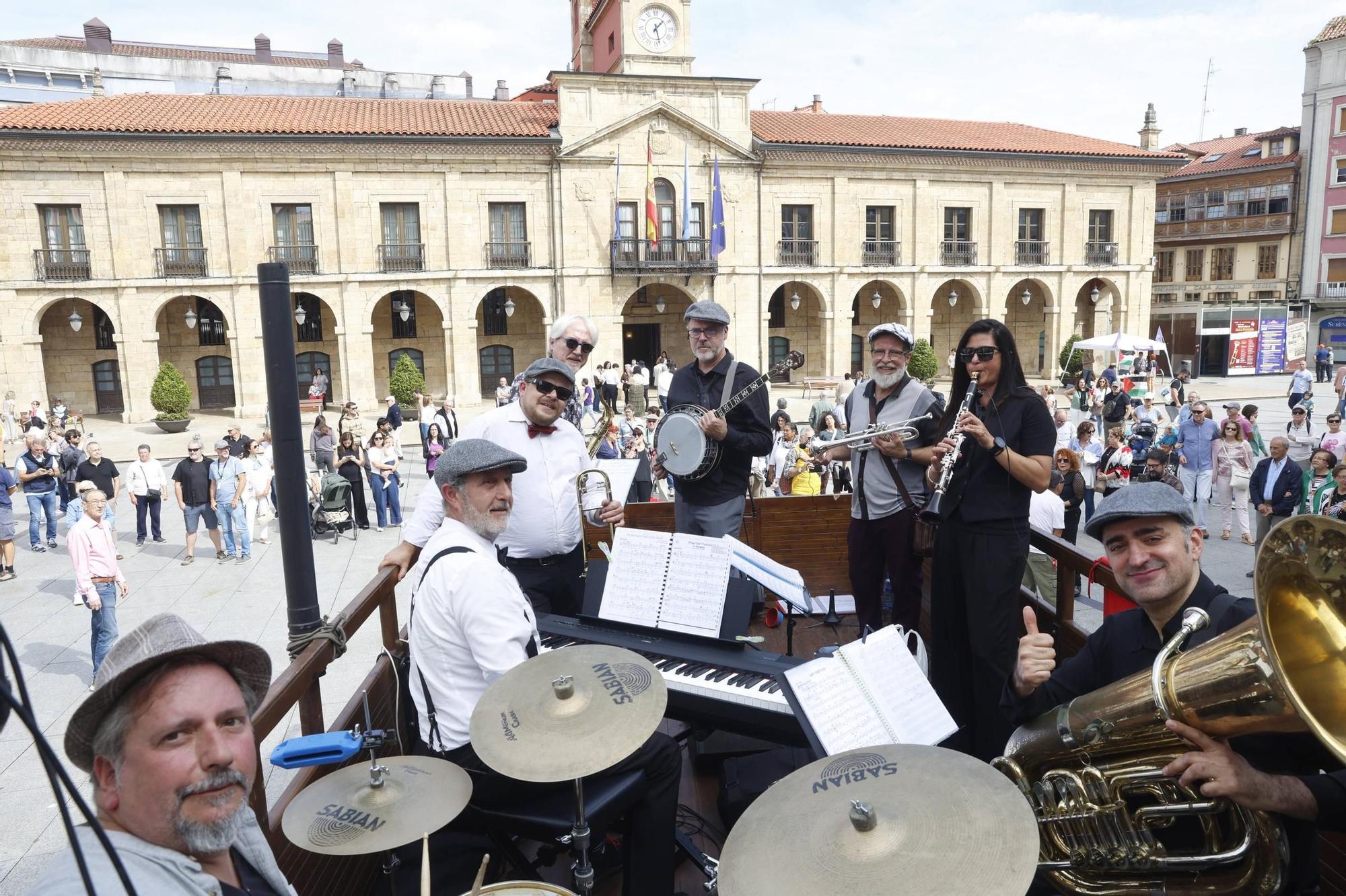 EN IMÁGENES: Así fue el concierto ambulante de jazz por las calles del casco histórico de Avilés