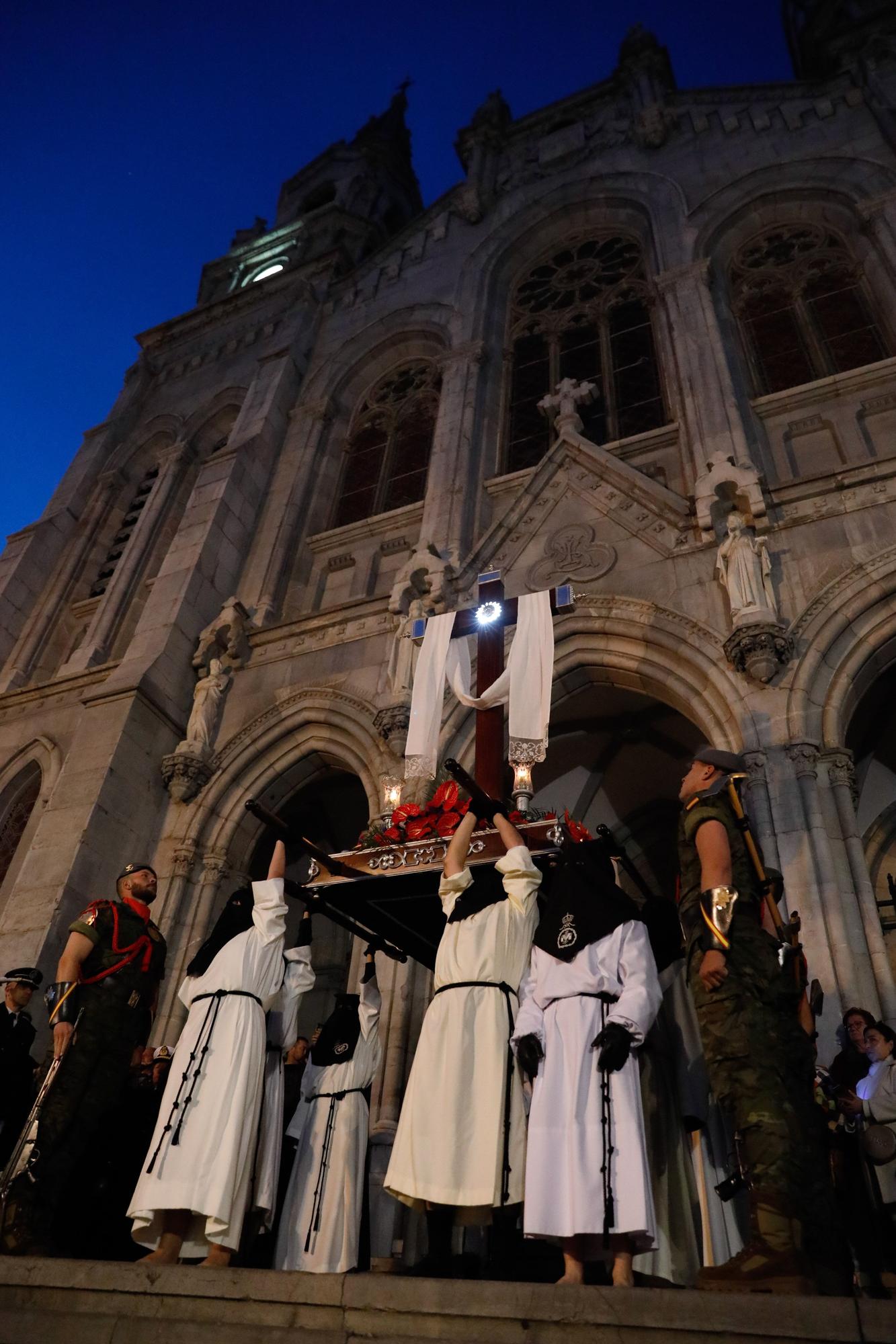 EN IMÁGENES: La procesión nocturna de la Soledad en Avilés