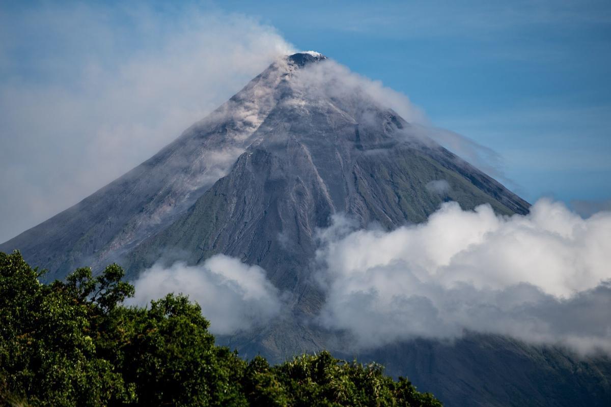 El volcán Mayón sigue activo en Filipinas