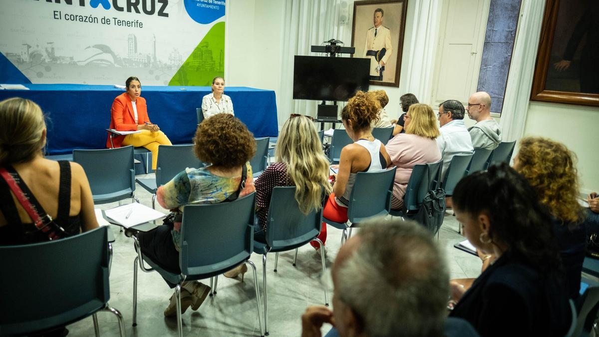 La concejala de Educación, Charín González, con los representantes de los colegios de Santa Cruz.