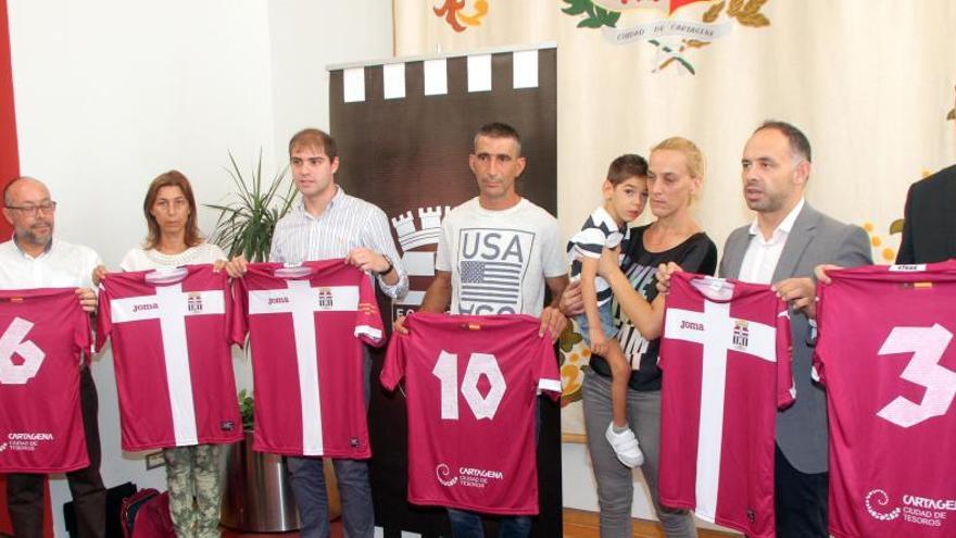 La camiseta fue presentada ayer en el Palacio Consistorial de Cartagena con los familiares de José Ginés y el propio niño a la cabeza.