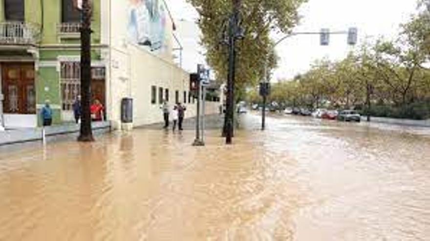 Las fuertes lluvias han provocado numerosos problemas en toda el área metropolitana de València.