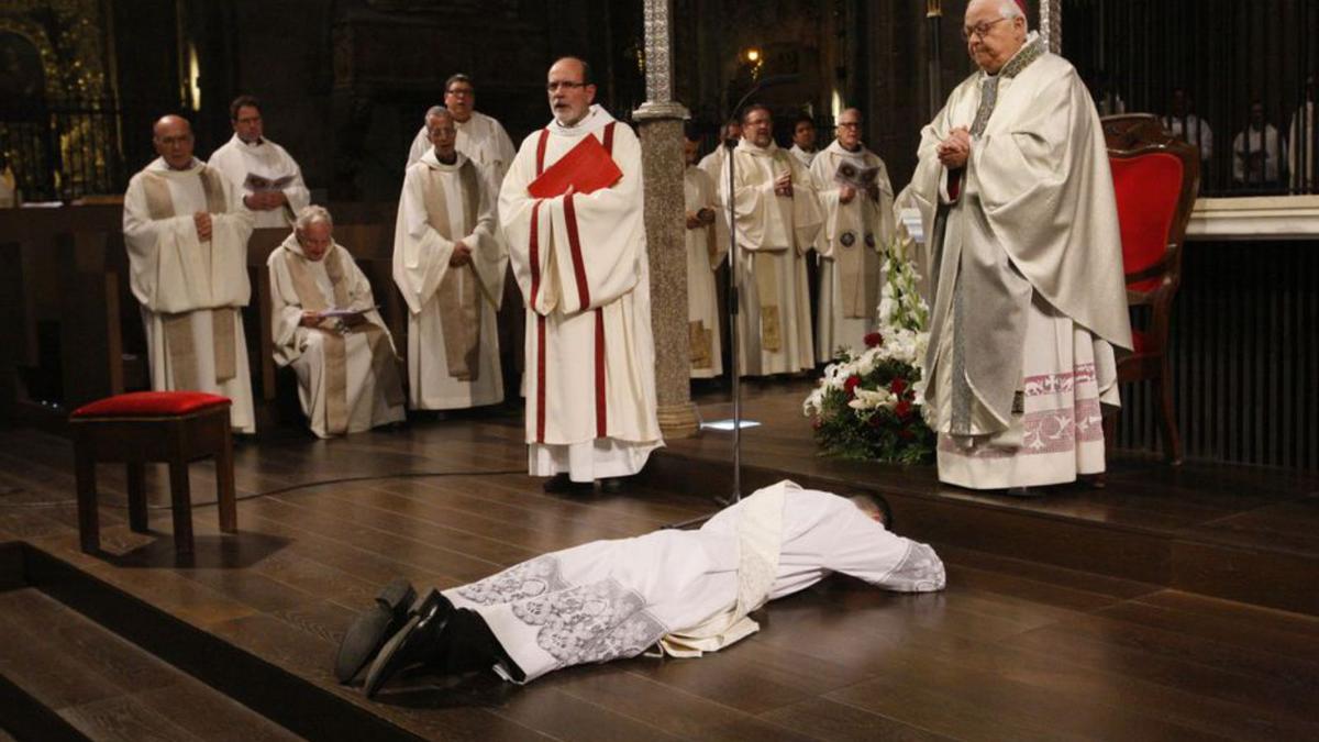 Ordenació d’un capellà a la catedral de Girona.  | MARC MARTÍ