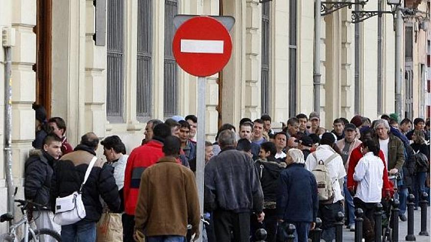 Colas de gente esperando a que el comedor de la Casa de la Caridad abra sus puertas.