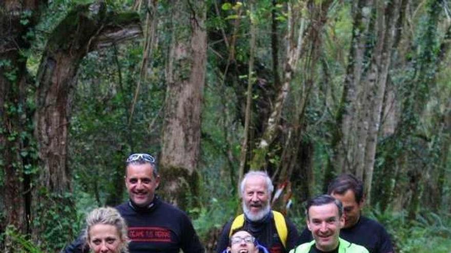 Por la izquierda, Moraima Rodríguez, Armando Medio, Dani Míguez, Vicente Merino, Juan Ordieres y Pablo Morrondo, en la marcha solidaria &quot;Xana Puede&quot; de Illas.