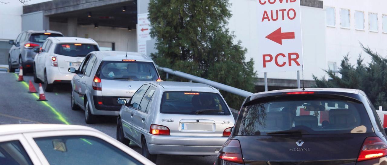 Vehículos en el acceso al COVID Auto del Meixoeiro. // FdV